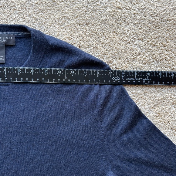 Bloomingdale’s Merino Wool Crewneck Sweater Men M Navy Soft Classic - Picture 6 of 8